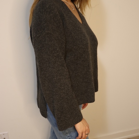 H&M V neck Sweater - Picture 2 of 3
